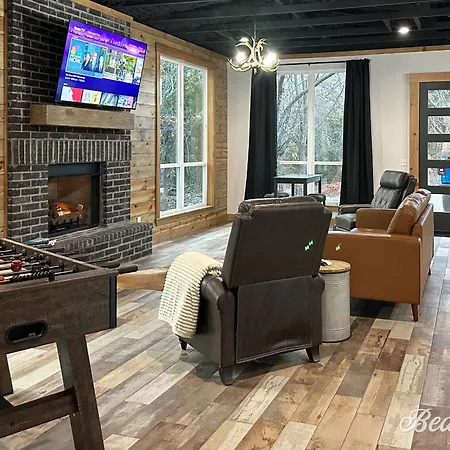 Brand New Rustic Cabin With Pool Table And Fireplace